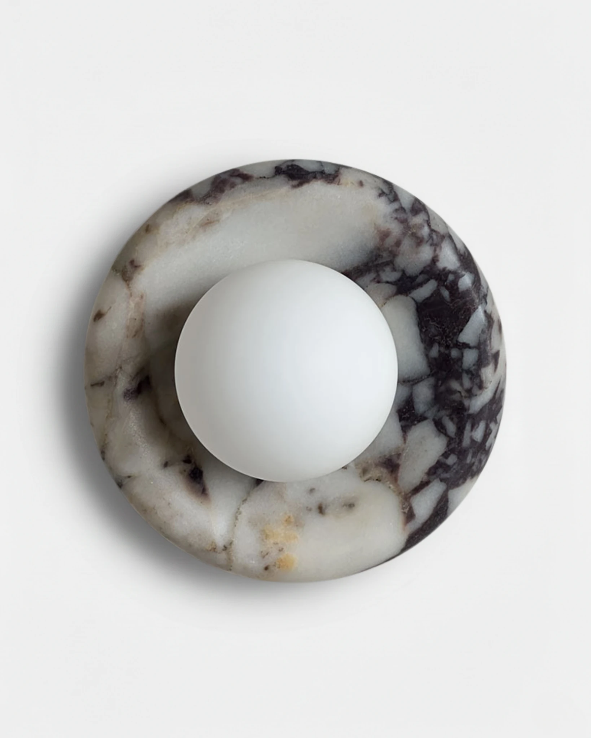 Alabaster wall sconce LATTE No.02 in Cream Marble, white ring with violet veining and a frosted glass globe, unlit