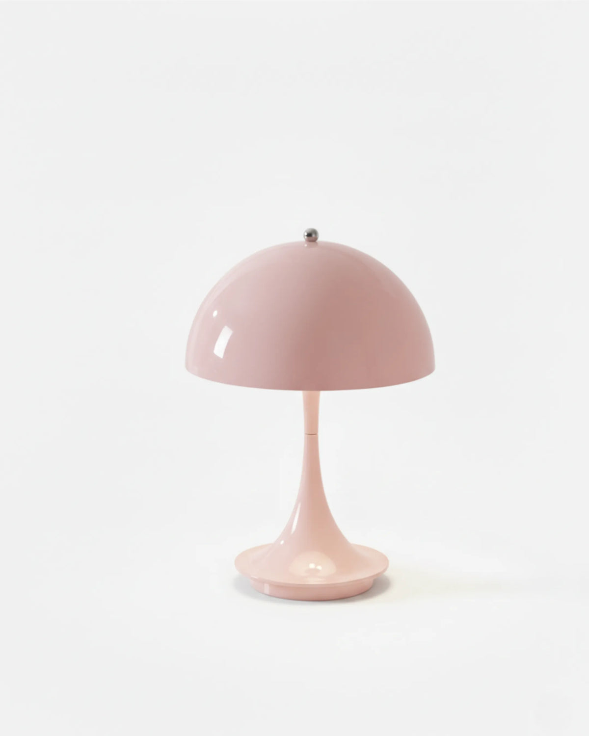 Cordless mushroom lamp FONTE No.01 in powder pink with the mushroom dome switched on, studio packshot