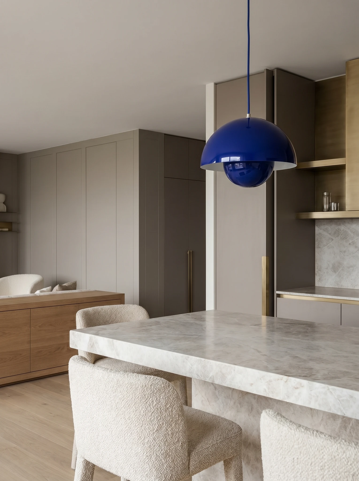 Modern pendant light ALTO No.01 in cobalt blue hanging over a kitchen island with bar stools
