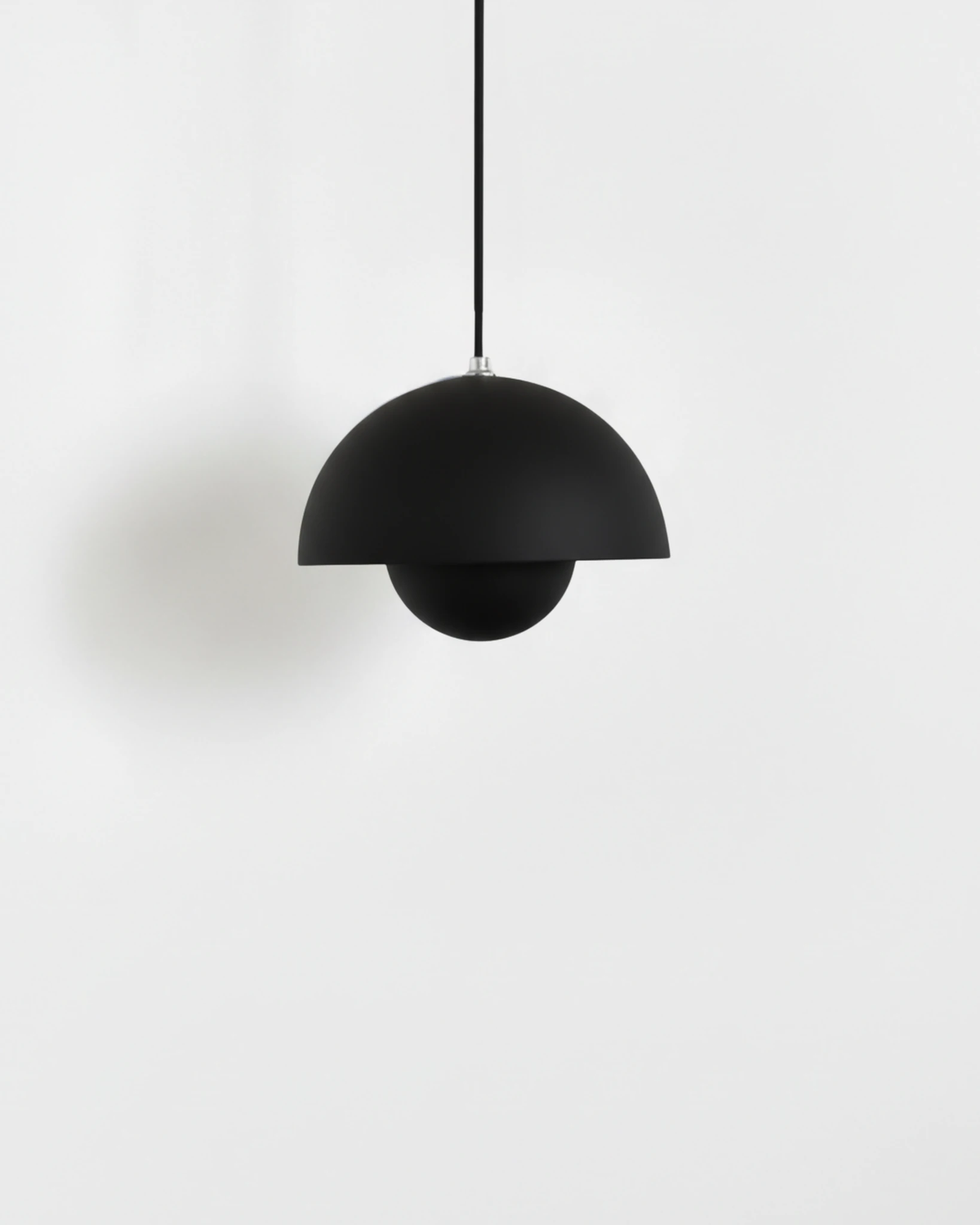 Small 6 in modern pendant light ALTO No.01 in volcano black lacquer, flowerpot shape on a white background