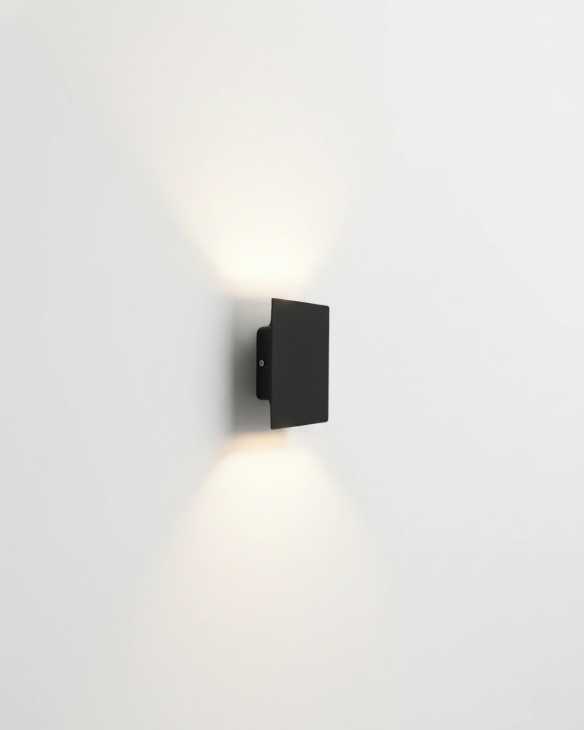 Outdoor wall sconce COLLE No.01 in matte black, Micro 4 in bar throwing light up and down a white wall