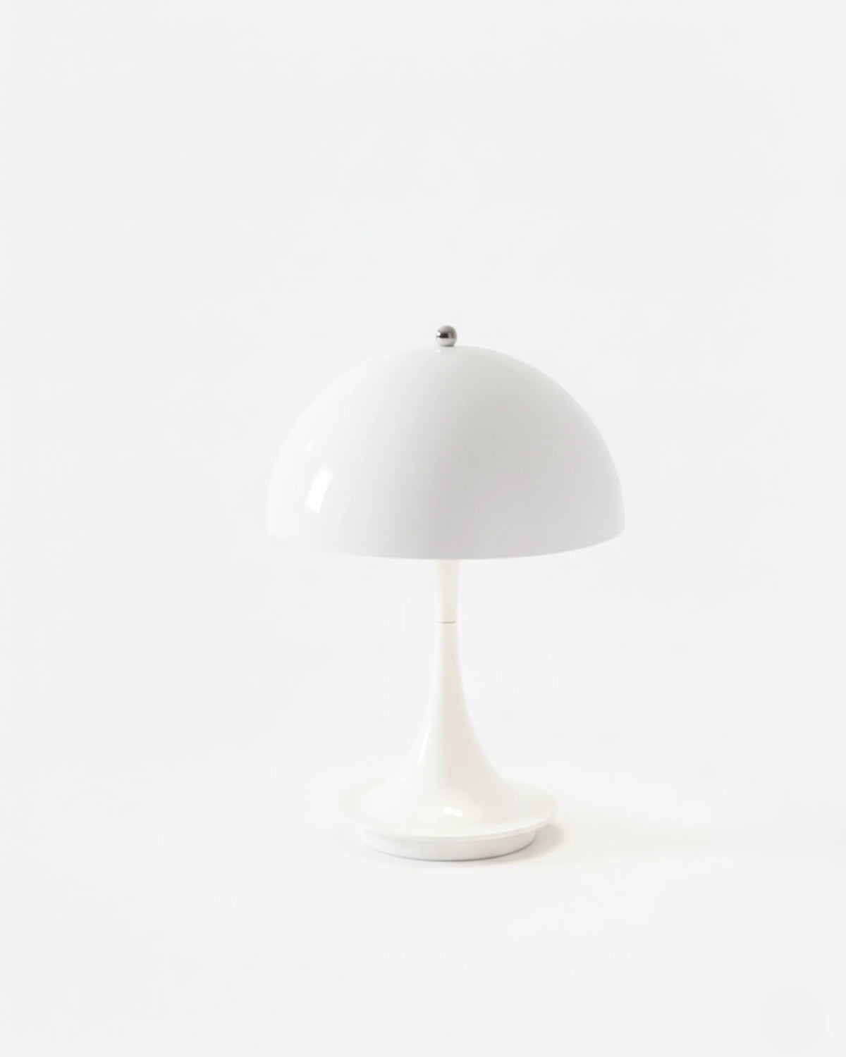 Cordless mushroom lamp FONTE No.01 in soft white, lit dome on a flared pedestal base