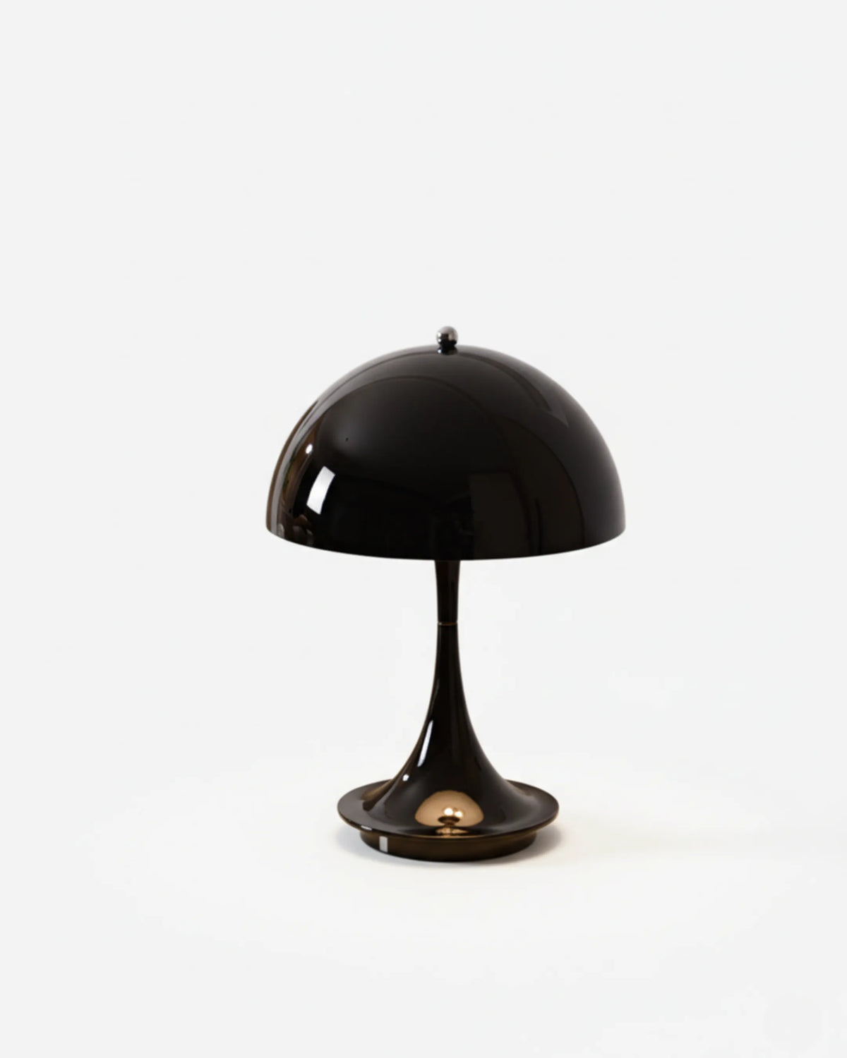 Cordless mushroom lamp FONTE No.01 in glossy volcano black, dome switched on above a slender stem