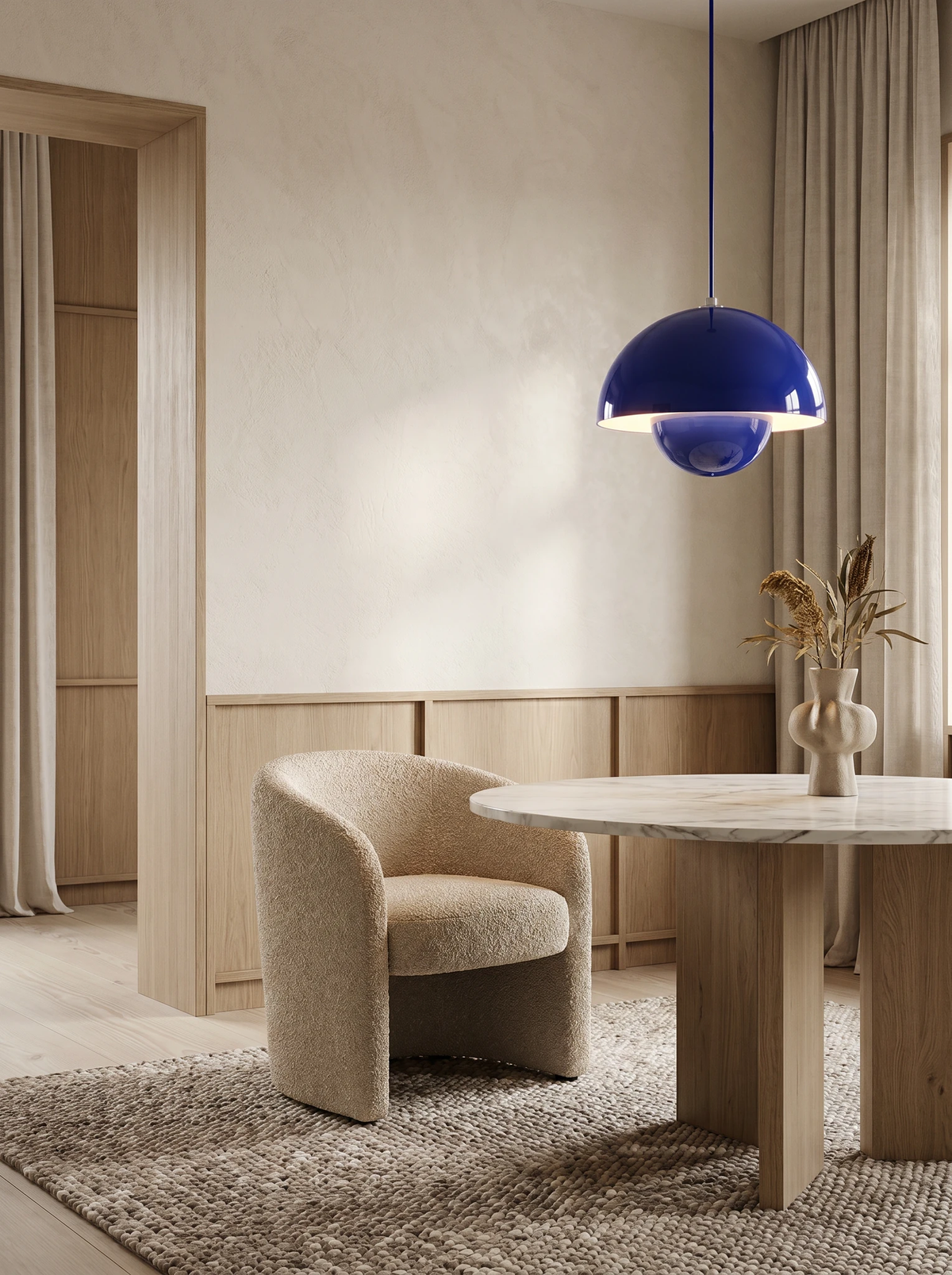 Modern pendant light ALTO No.01 in cobalt blue above a round dining table with upholstered chairs