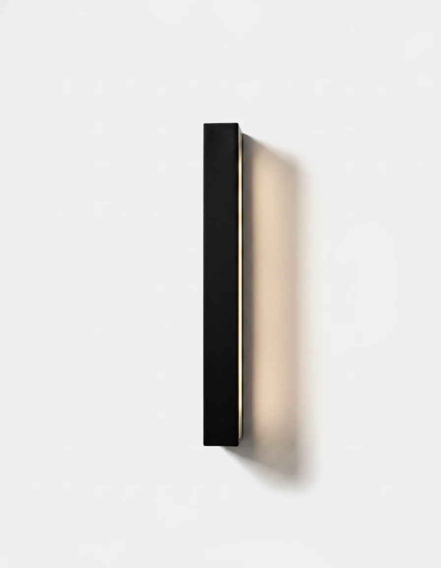 Outdoor wall sconce FRECCIA No.01 in the 120 cm (47.2 in) size, vertical black aluminum bar with warm light spilling sideways